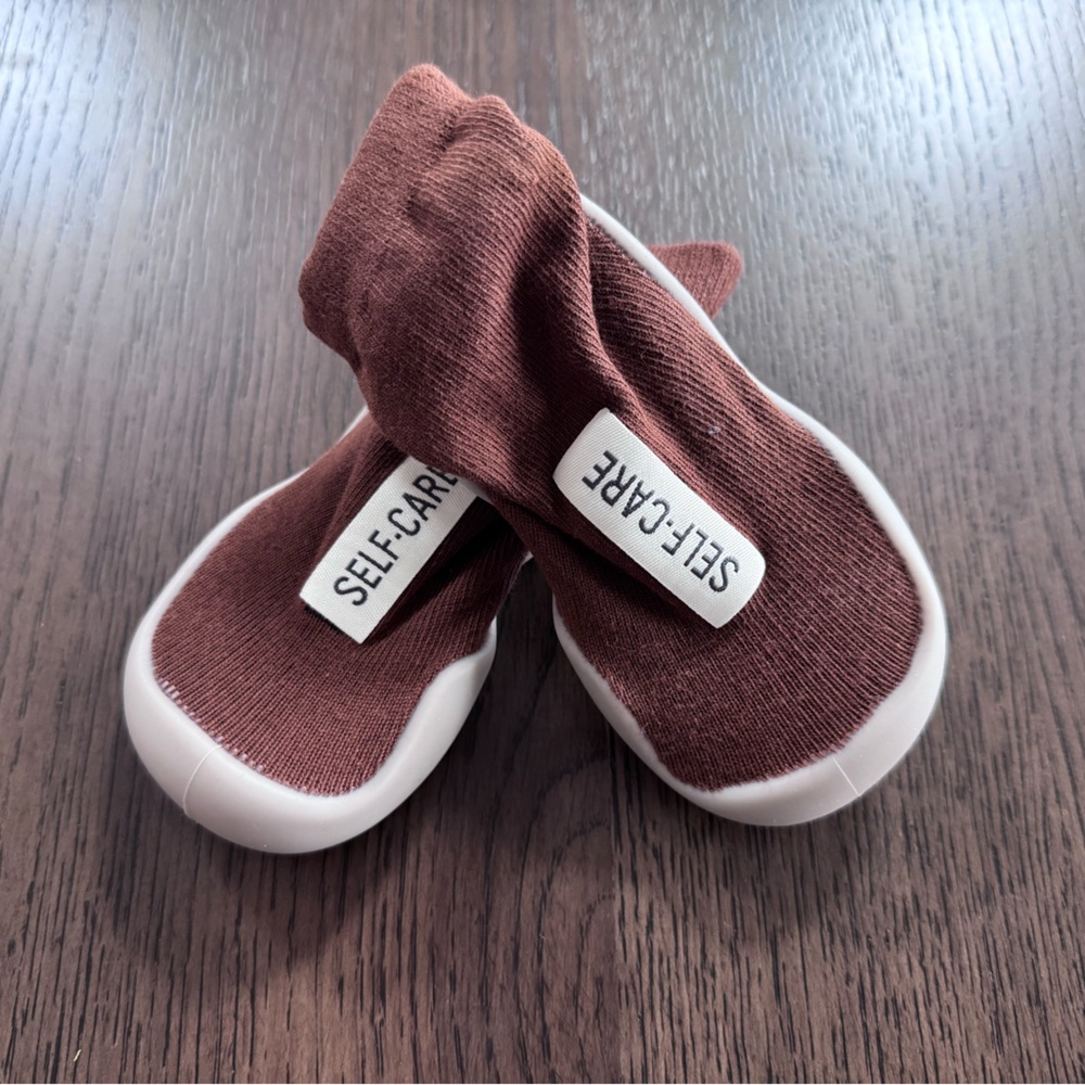 BRAND NEW 6-12M (18/19) Baby Shoe Socks in Brown and White